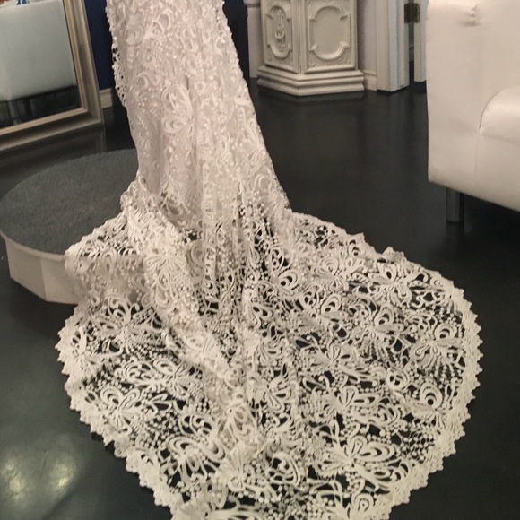 Wedding dress - Picture 2 of 2